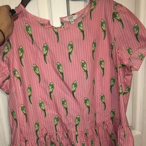 Super adorable Crown & Ivy summer top!